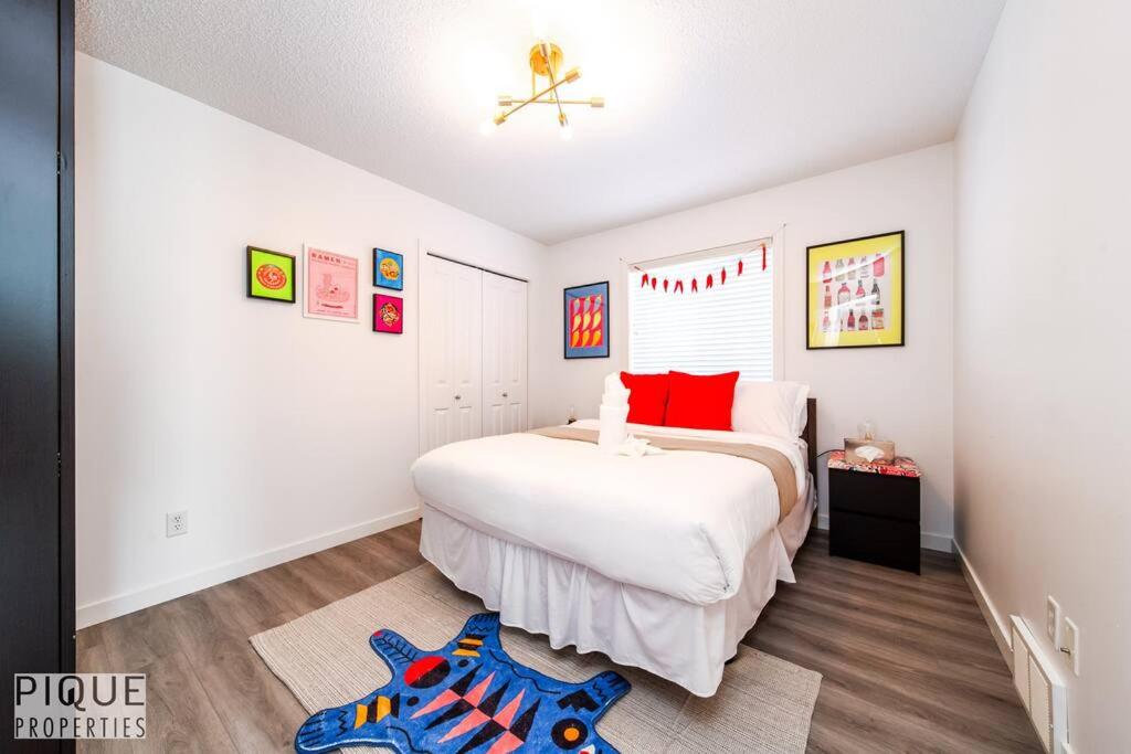 The Obsolete Suite - King Bed - Fireplace - Pet Friendly