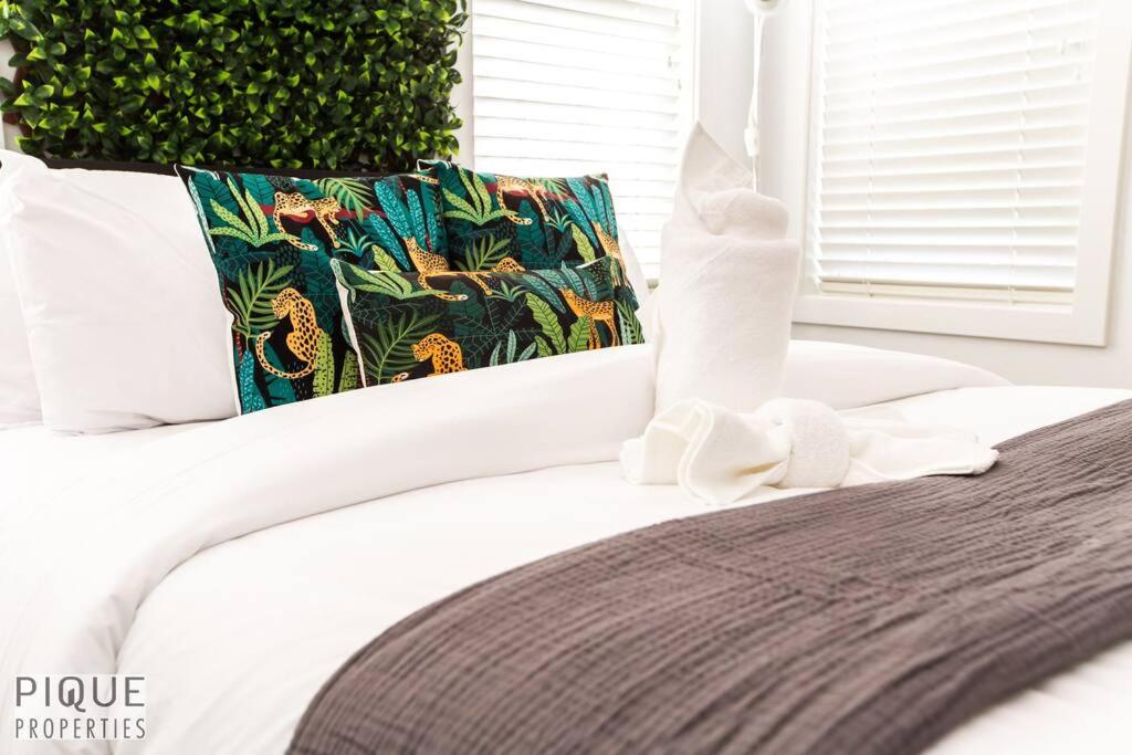 The Obsolete Suite - King Bed - Fireplace - Pet Friendly