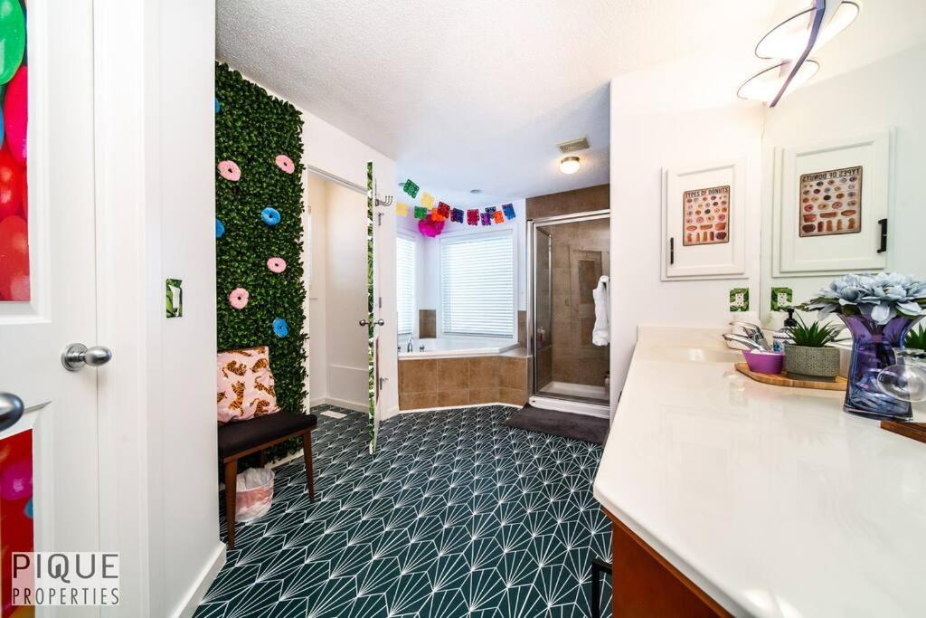 The Obsolete Suite - King Bed - Fireplace - Pet Friendly