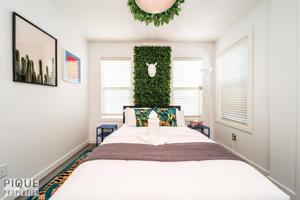 The Obsolete Suite - King Bed - Fireplace - Pet Friendly