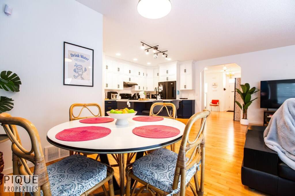The Obsolete Suite - King Bed - Fireplace - Pet Friendly