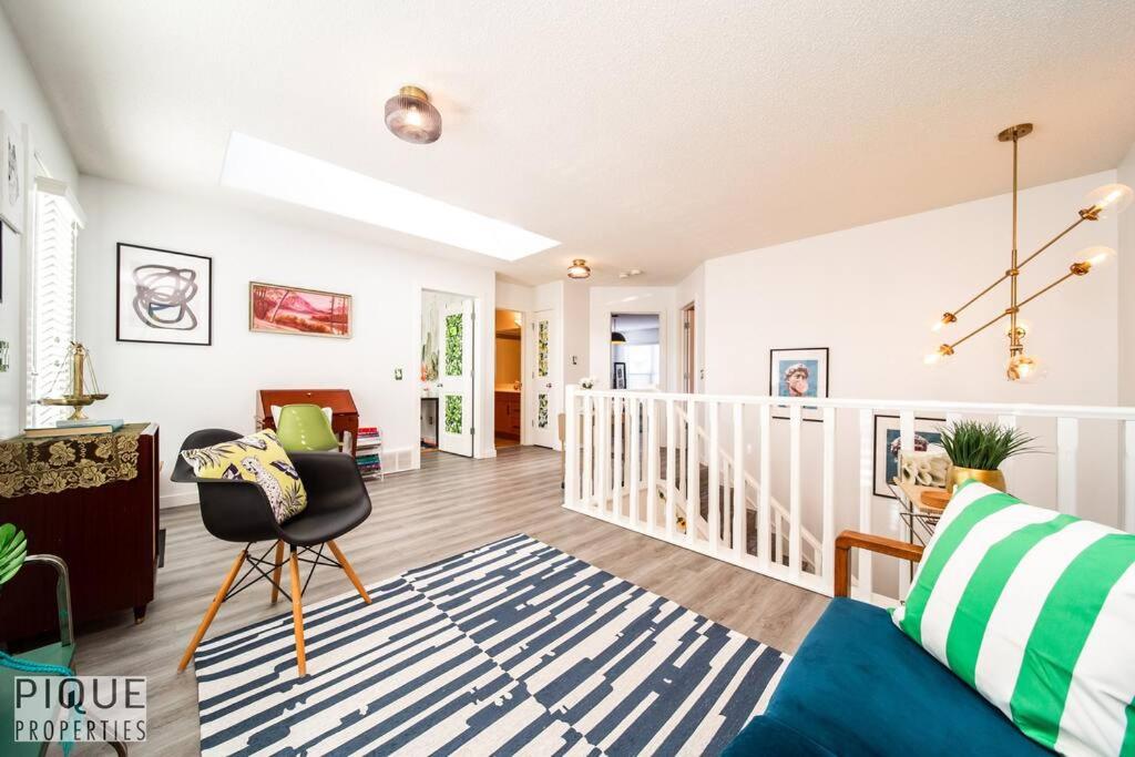 The Obsolete Suite - King Bed - Fireplace - Pet Friendly