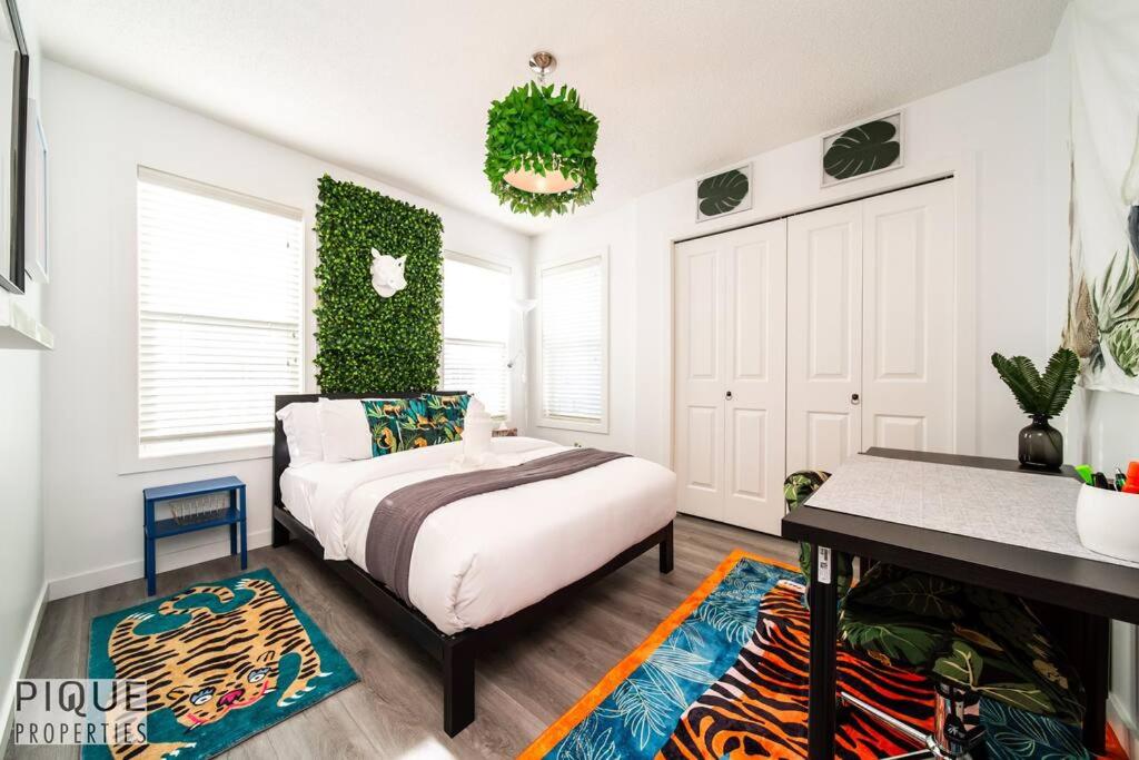 The Obsolete Suite - King Bed - Fireplace - Pet Friendly