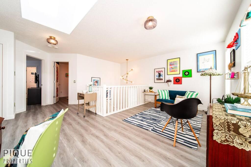 The Obsolete Suite - King Bed - Fireplace - Pet Friendly