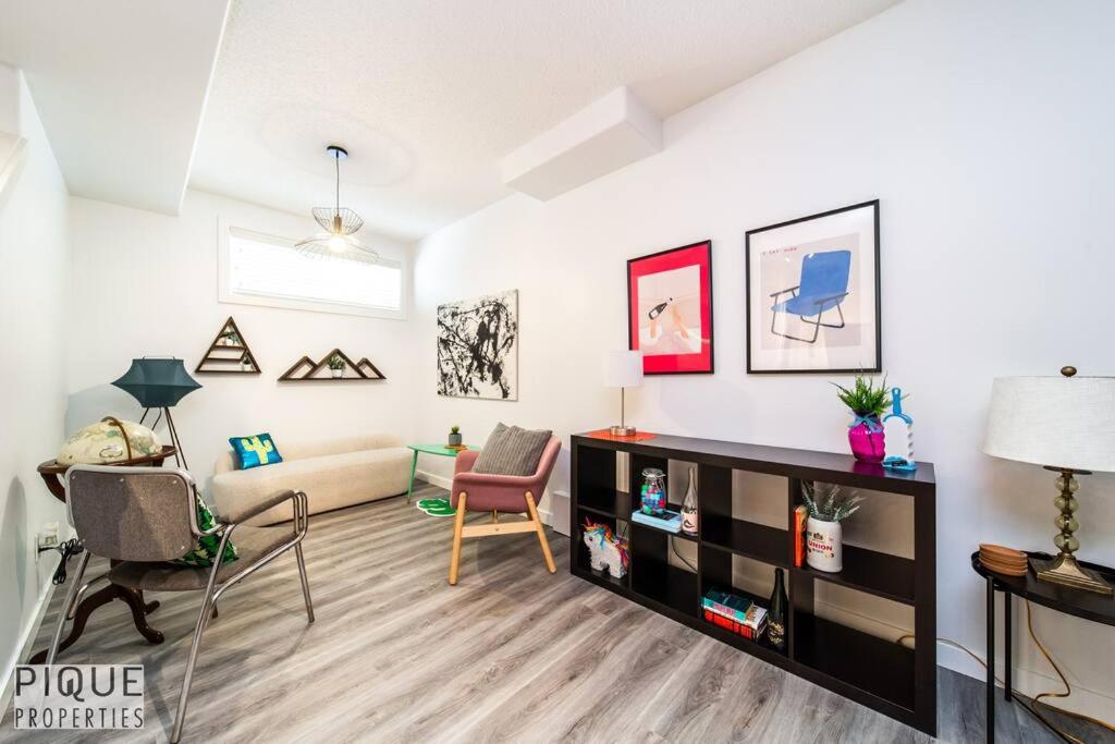 The Obsolete Suite - King Bed - Fireplace - Pet Friendly
