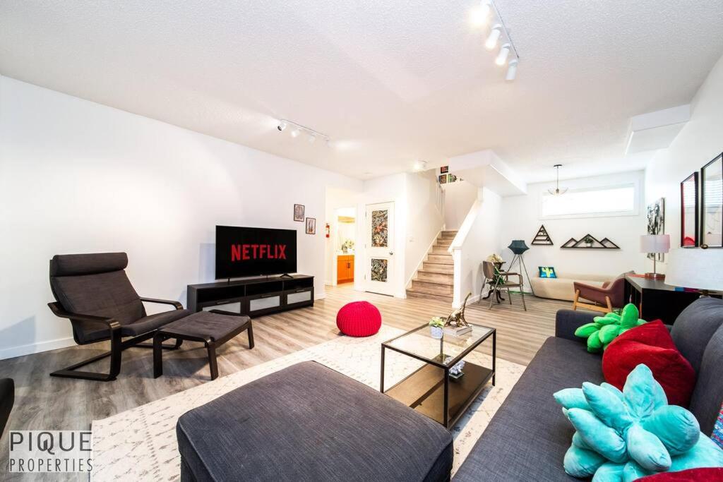 The Obsolete Suite - King Bed - Fireplace - Pet Friendly