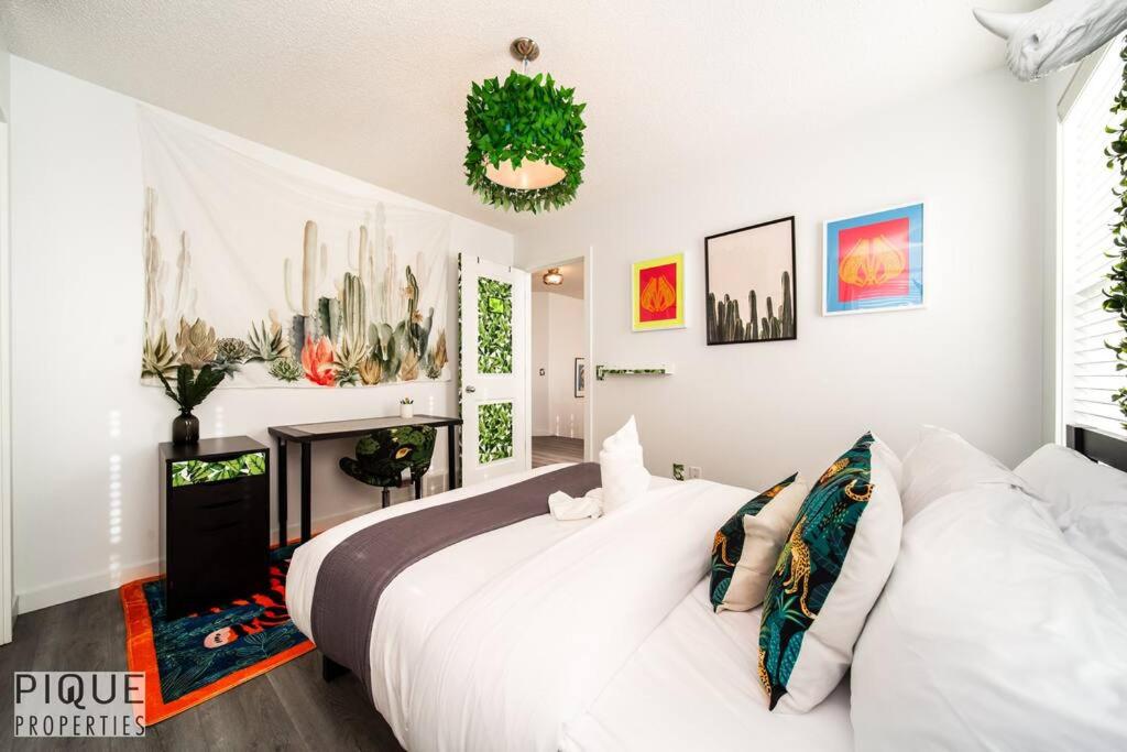 The Obsolete Suite - King Bed - Fireplace - Pet Friendly