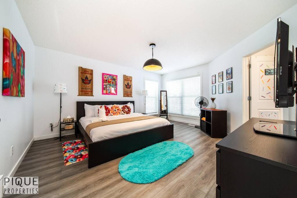 The Obsolete Suite - King Bed - Fireplace - Pet Friendly