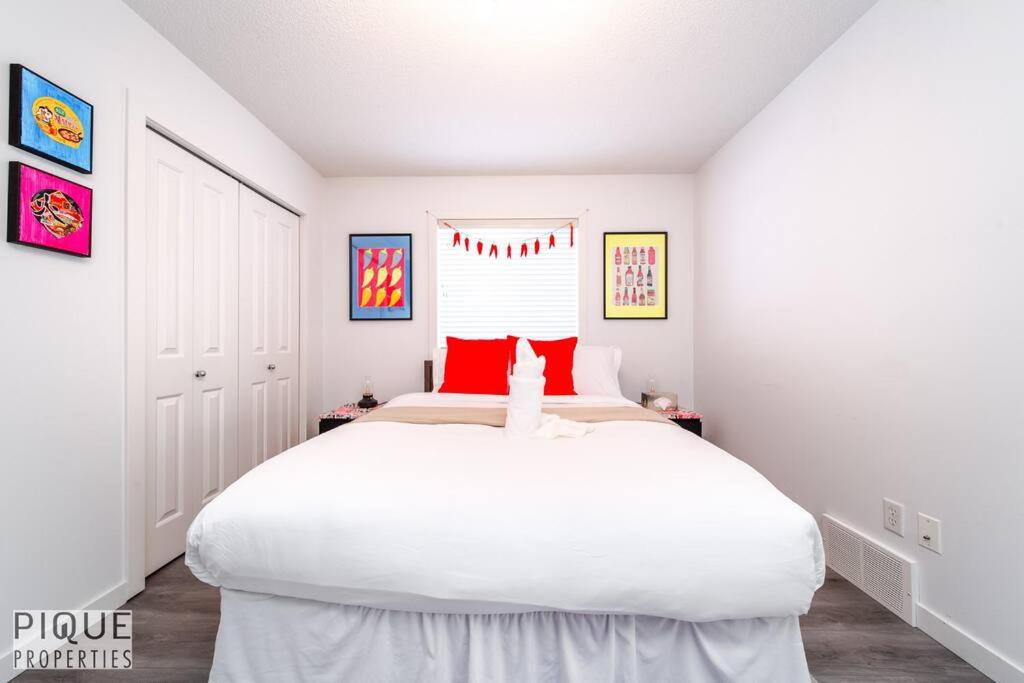 The Obsolete Suite - King Bed - Fireplace - Pet Friendly