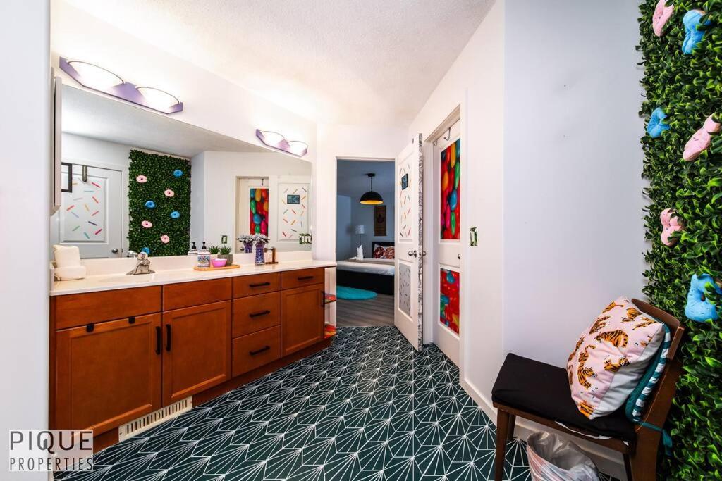 The Obsolete Suite - King Bed - Fireplace - Pet Friendly