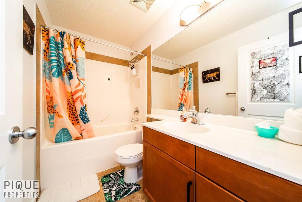 The Obsolete Suite - King Bed - Fireplace - Pet Friendly
