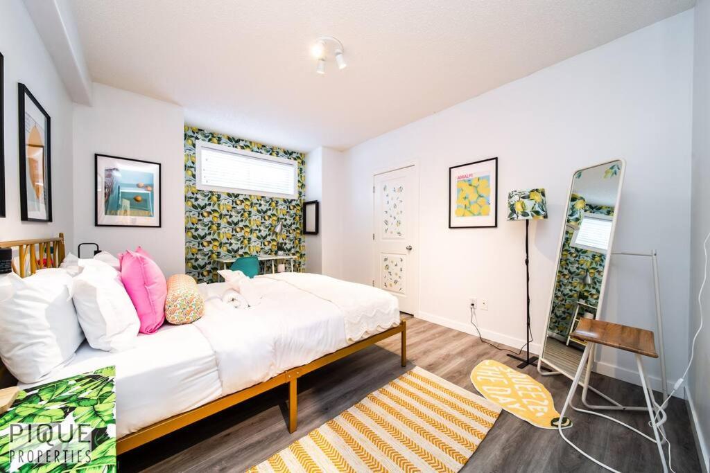 The Obsolete Suite - King Bed - Fireplace - Pet Friendly