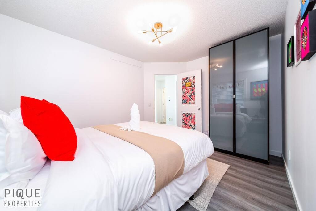 The Obsolete Suite - King Bed - Fireplace - Pet Friendly
