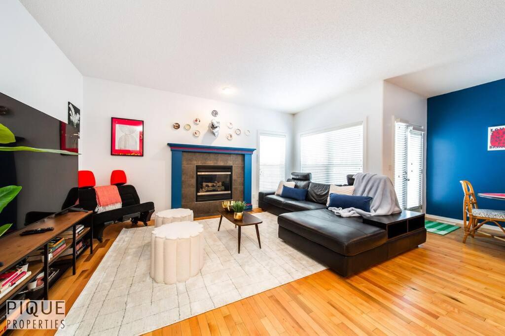The Obsolete Suite - King Bed - Fireplace - Pet Friendly