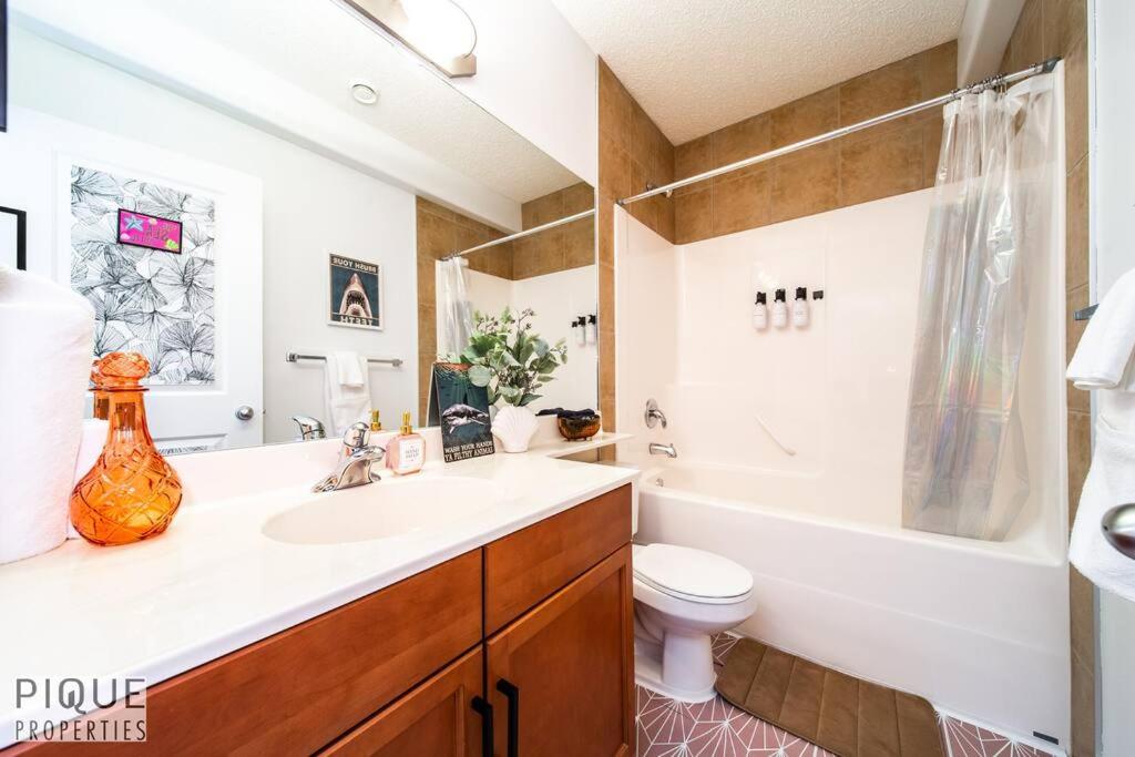 The Obsolete Suite - King Bed - Fireplace - Pet Friendly