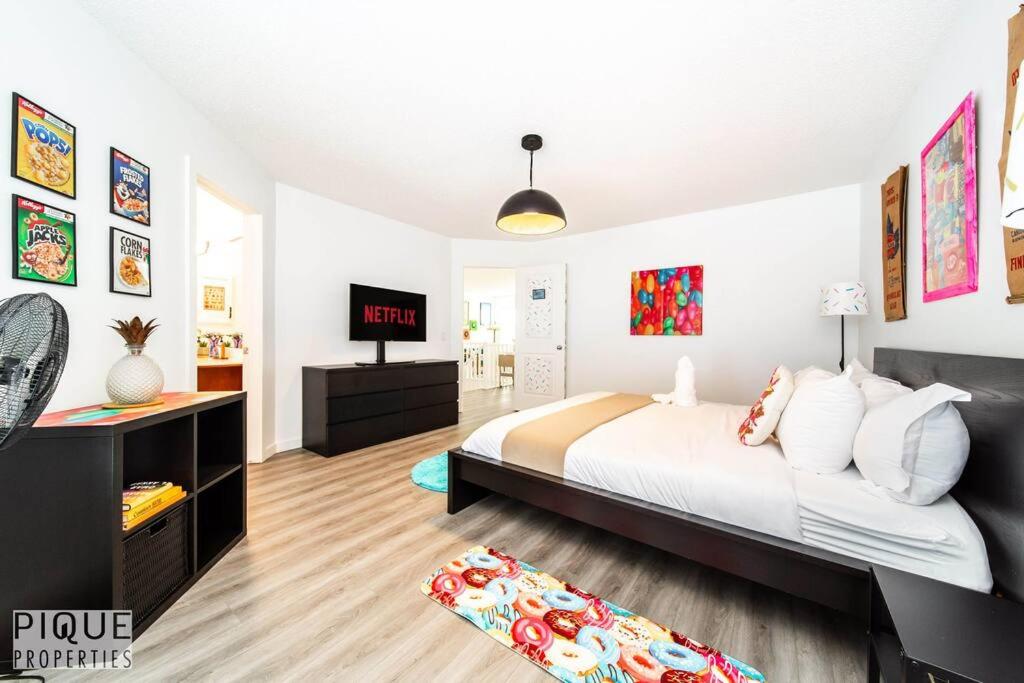 The Obsolete Suite - King Bed - Fireplace - Pet Friendly