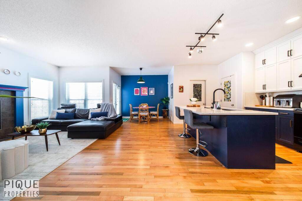 The Obsolete Suite - King Bed - Fireplace - Pet Friendly