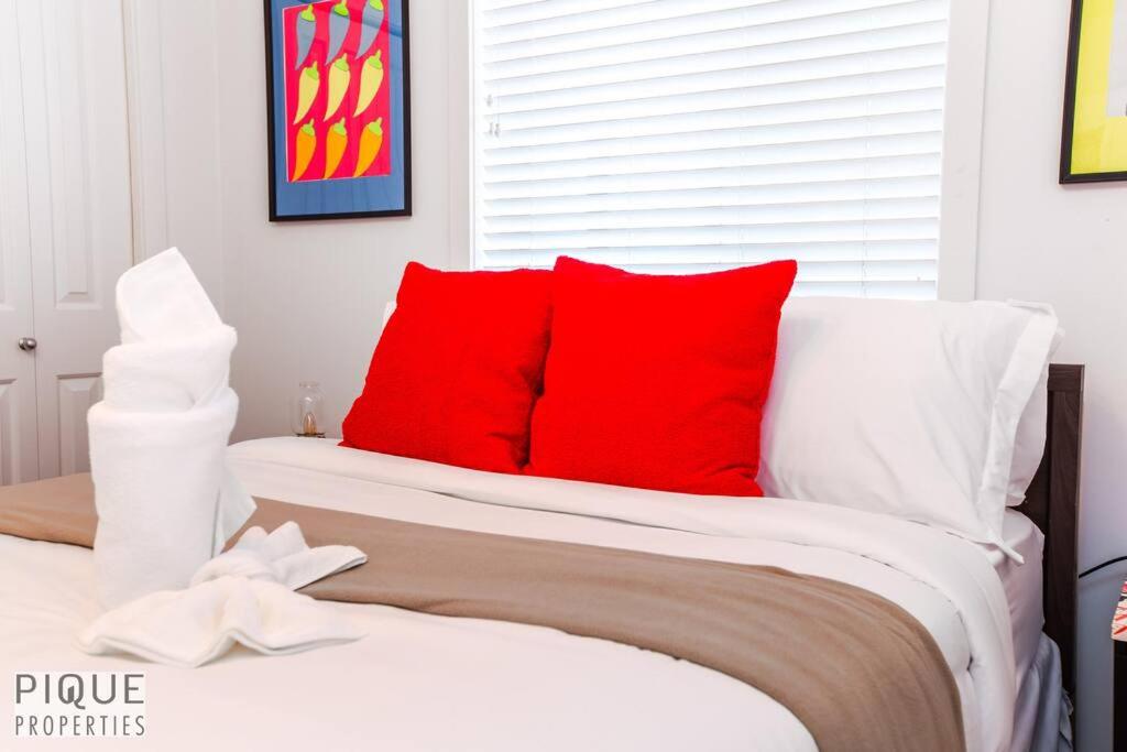 The Obsolete Suite - King Bed - Fireplace - Pet Friendly