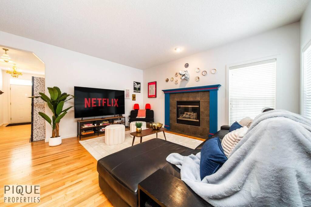 The Obsolete Suite - King Bed - Fireplace - Pet Friendly