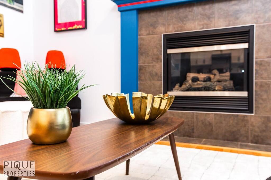 The Obsolete Suite - King Bed - Fireplace - Pet Friendly