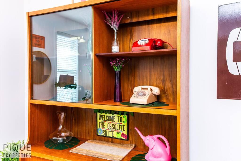 The Obsolete Suite - King Bed - Fireplace - Pet Friendly