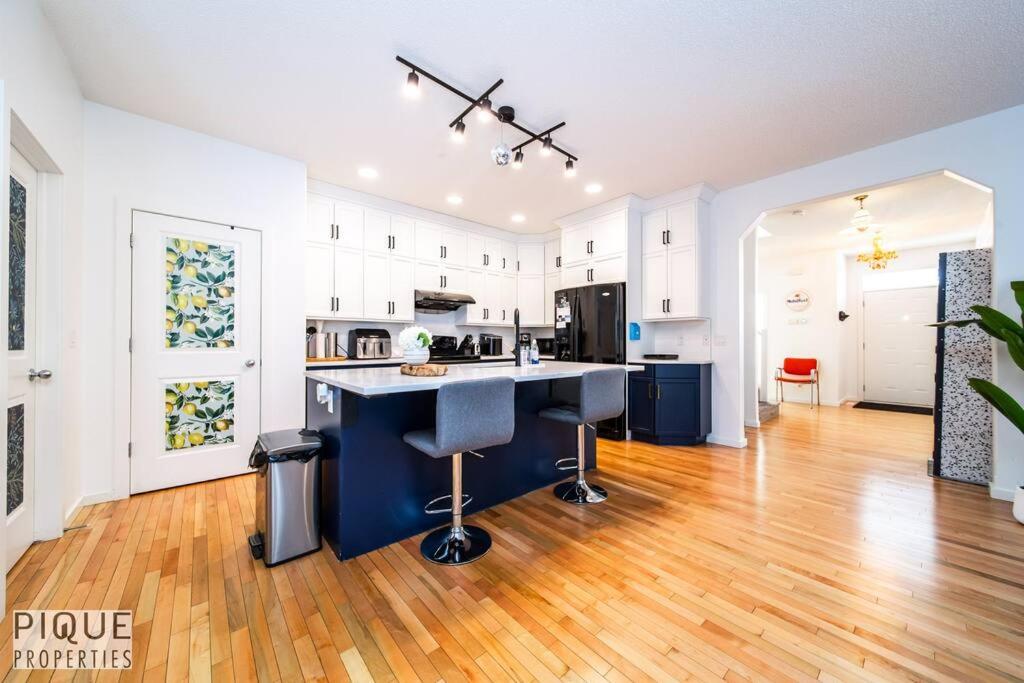 The Obsolete Suite - King Bed - Fireplace - Pet Friendly