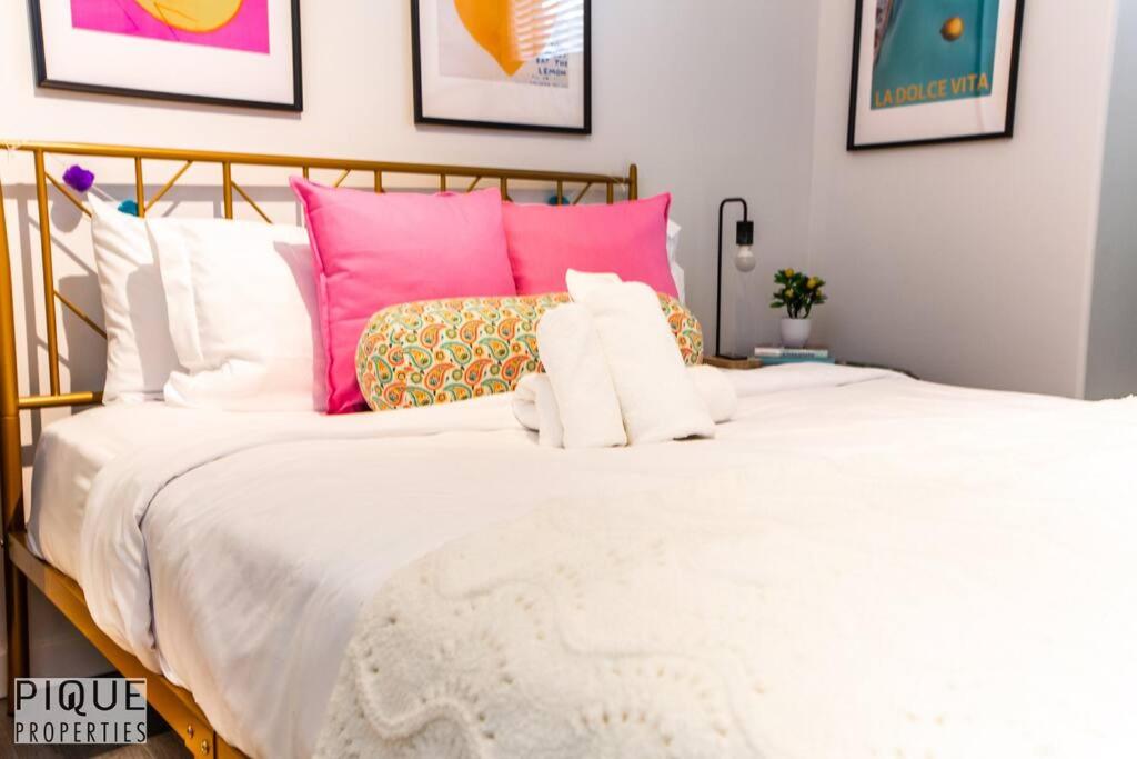 The Obsolete Suite - King Bed - Fireplace - Pet Friendly