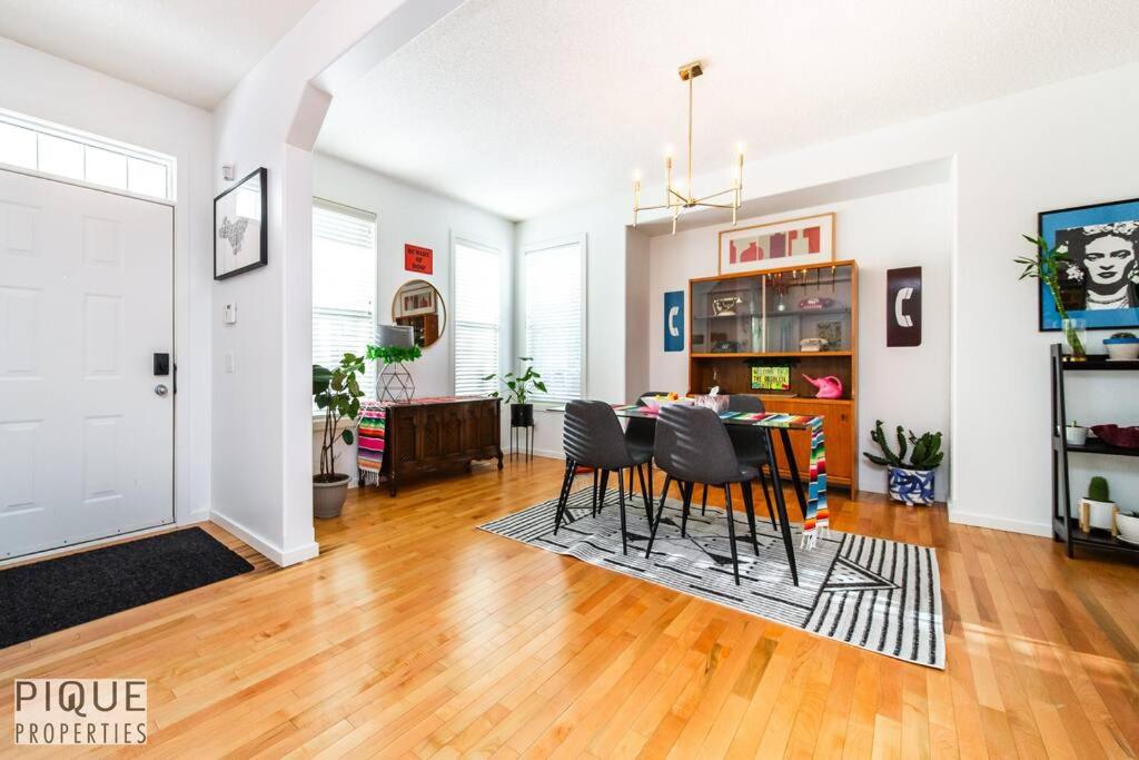 The Obsolete Suite - King Bed - Fireplace - Pet Friendly