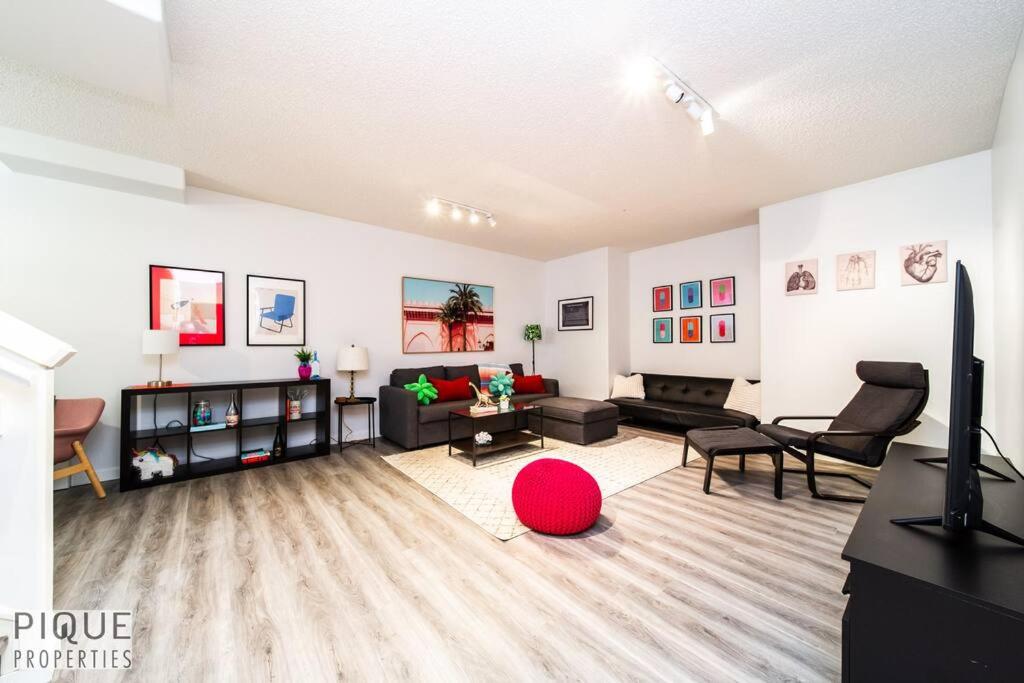 The Obsolete Suite - King Bed - Fireplace - Pet Friendly