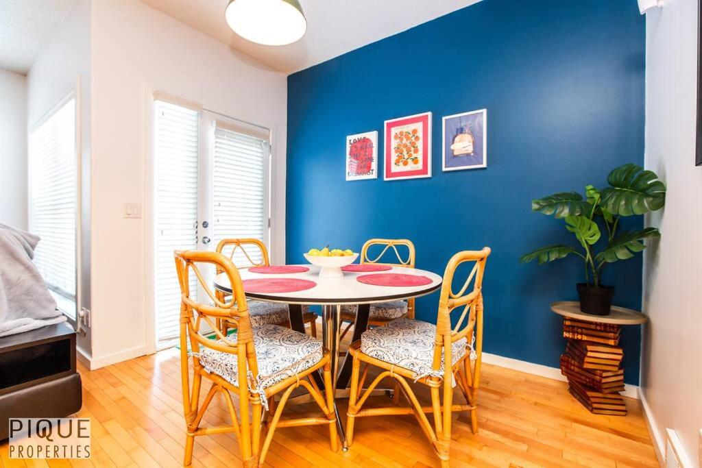 The Obsolete Suite - King Bed - Fireplace - Pet Friendly