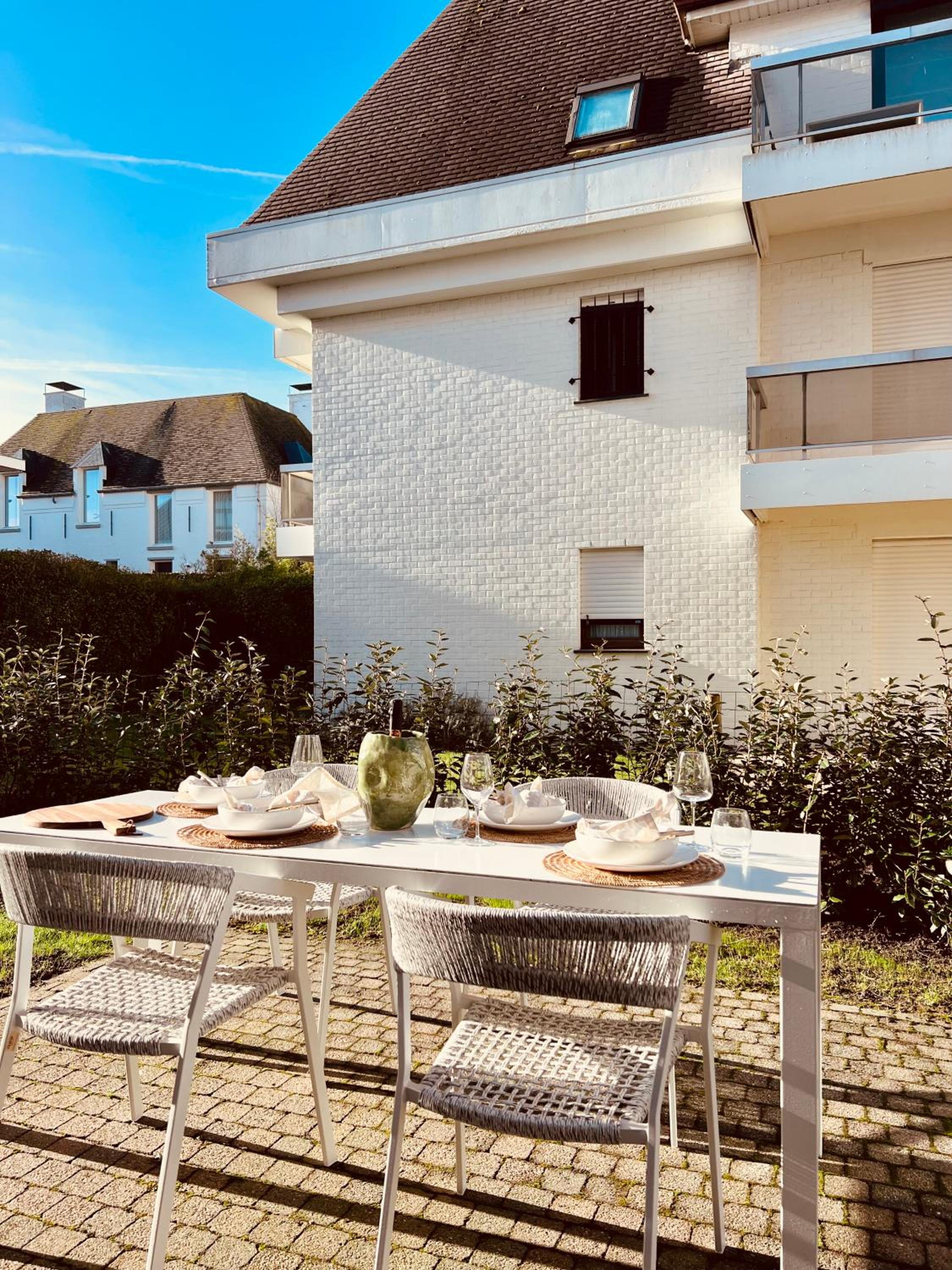 Gelijkvloers appartement met prive parking