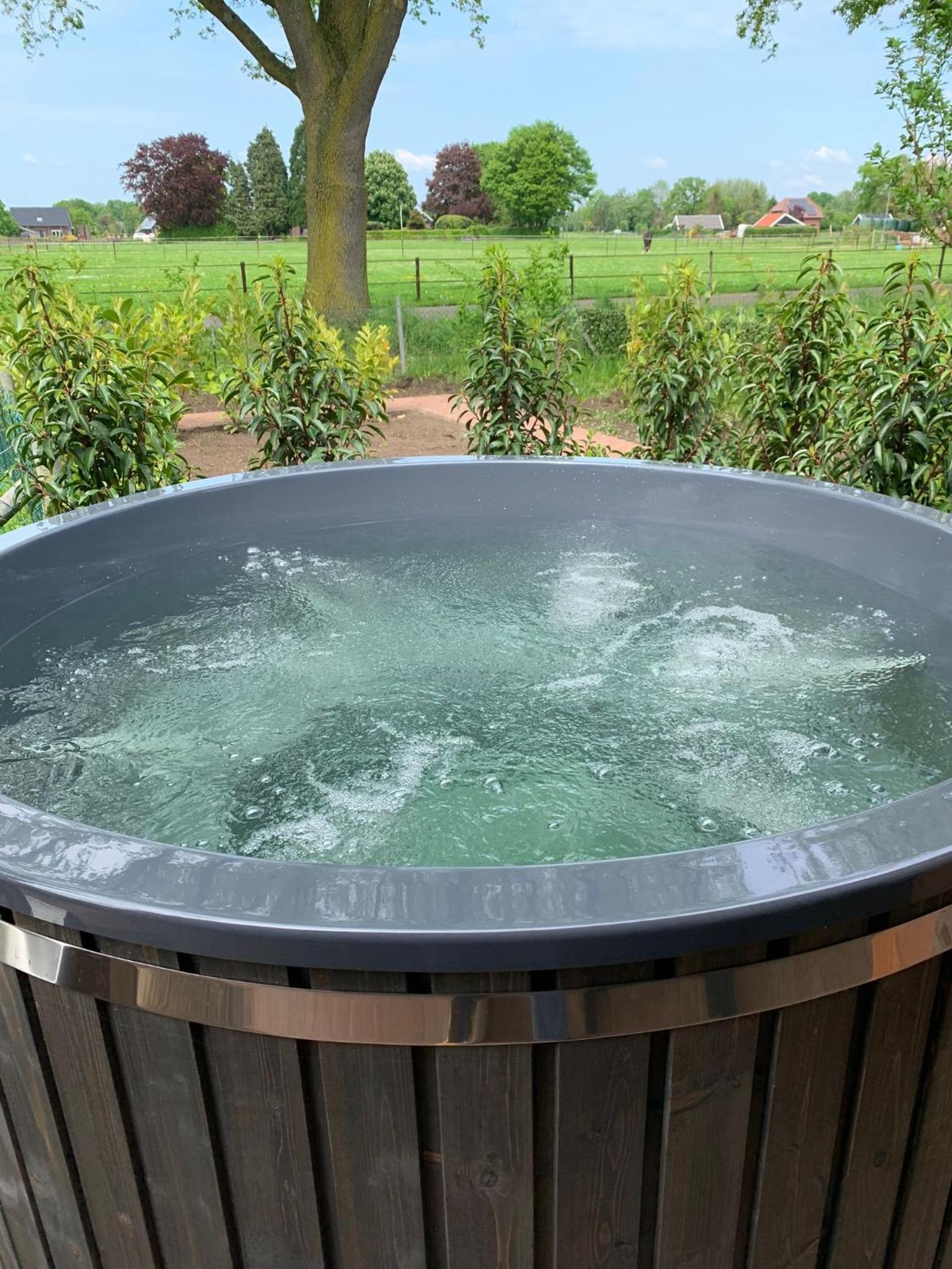 Luxe lodge met hottub op het platteland view 3