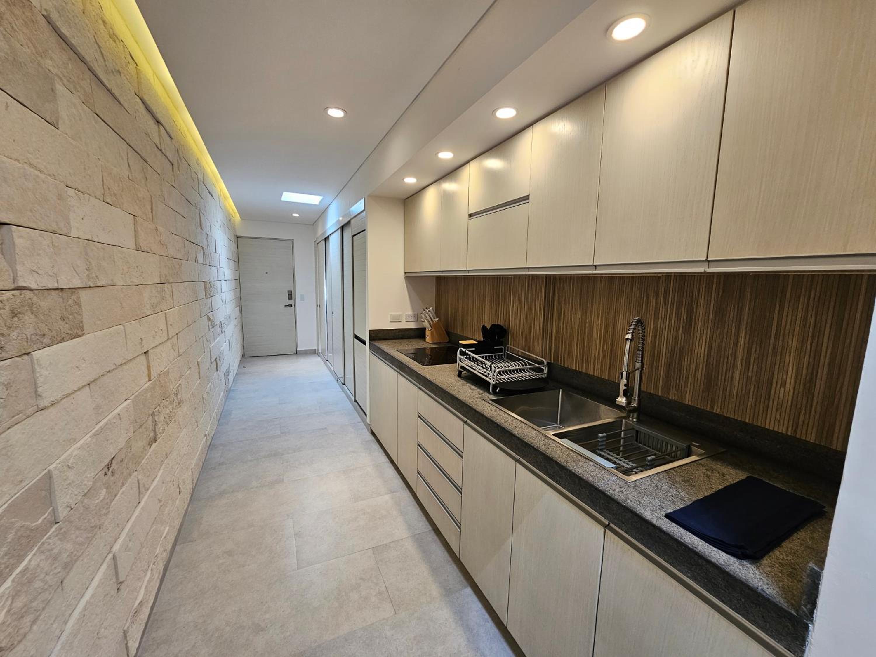 1st Luxury Warehouse