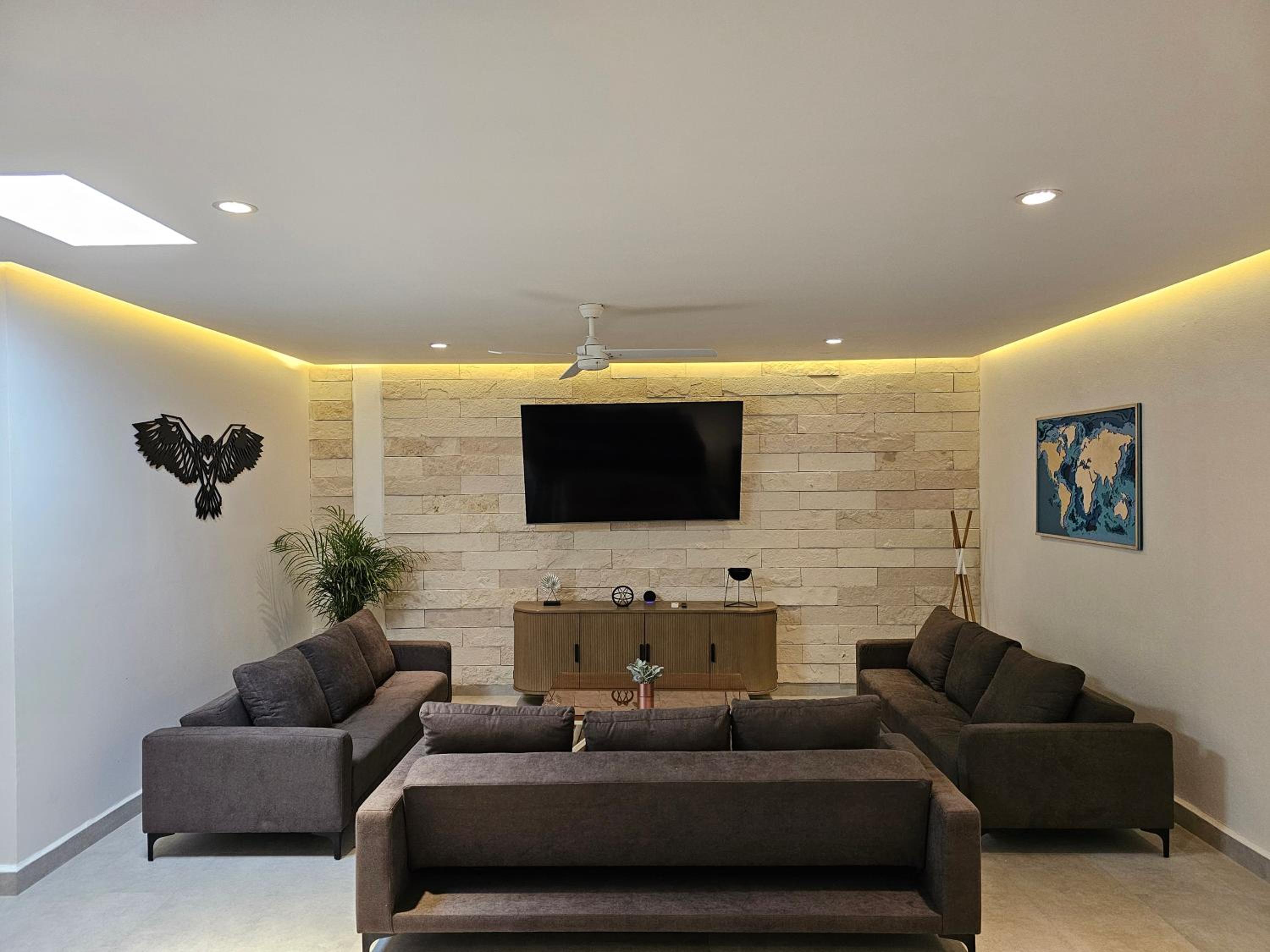 1st Luxury Warehouse