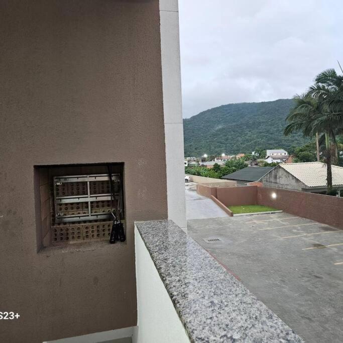 Apto aconchegante e novo.