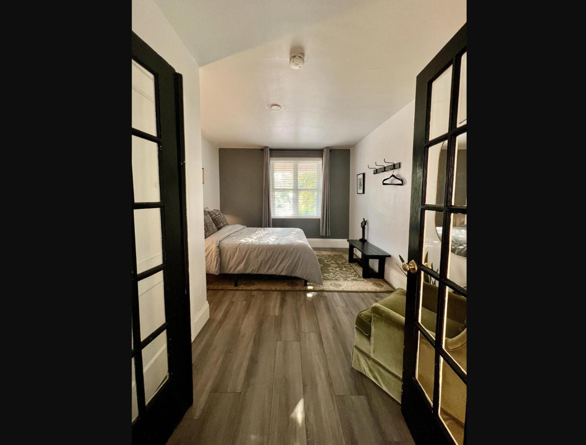 Barrie Vacations - One Bedroom Apartment Steps to Waterfront/Downtown Barrie - Property Image 8