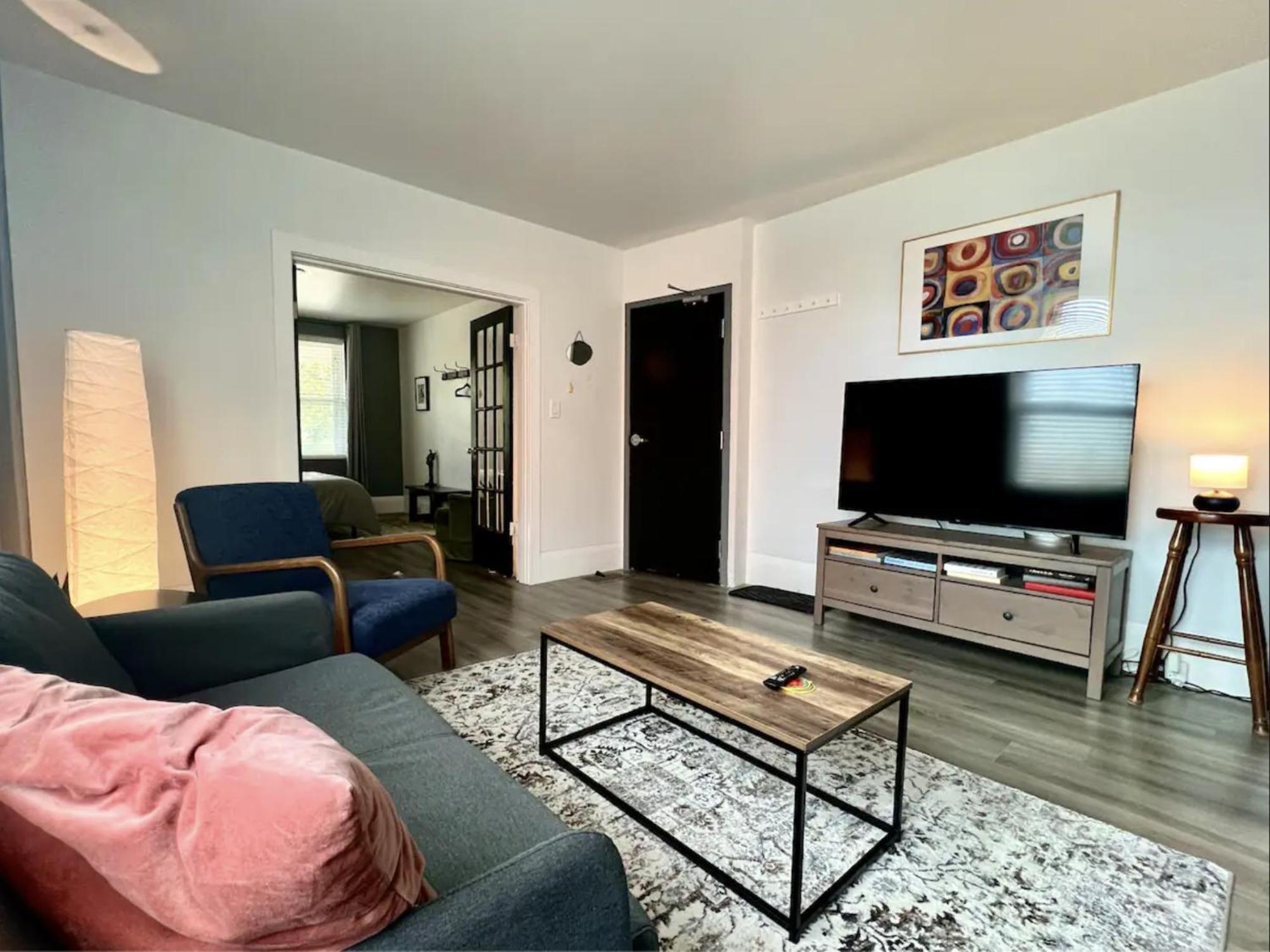 Barrie Vacations - One Bedroom Apartment Steps to Waterfront/Downtown Barrie - Property Image 11