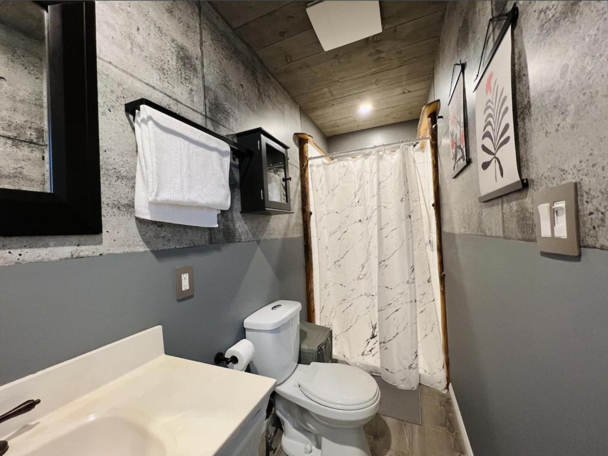 Barrie Vacations - One Bedroom Apartment Steps to Waterfront/Downtown Barrie - Property Image 3