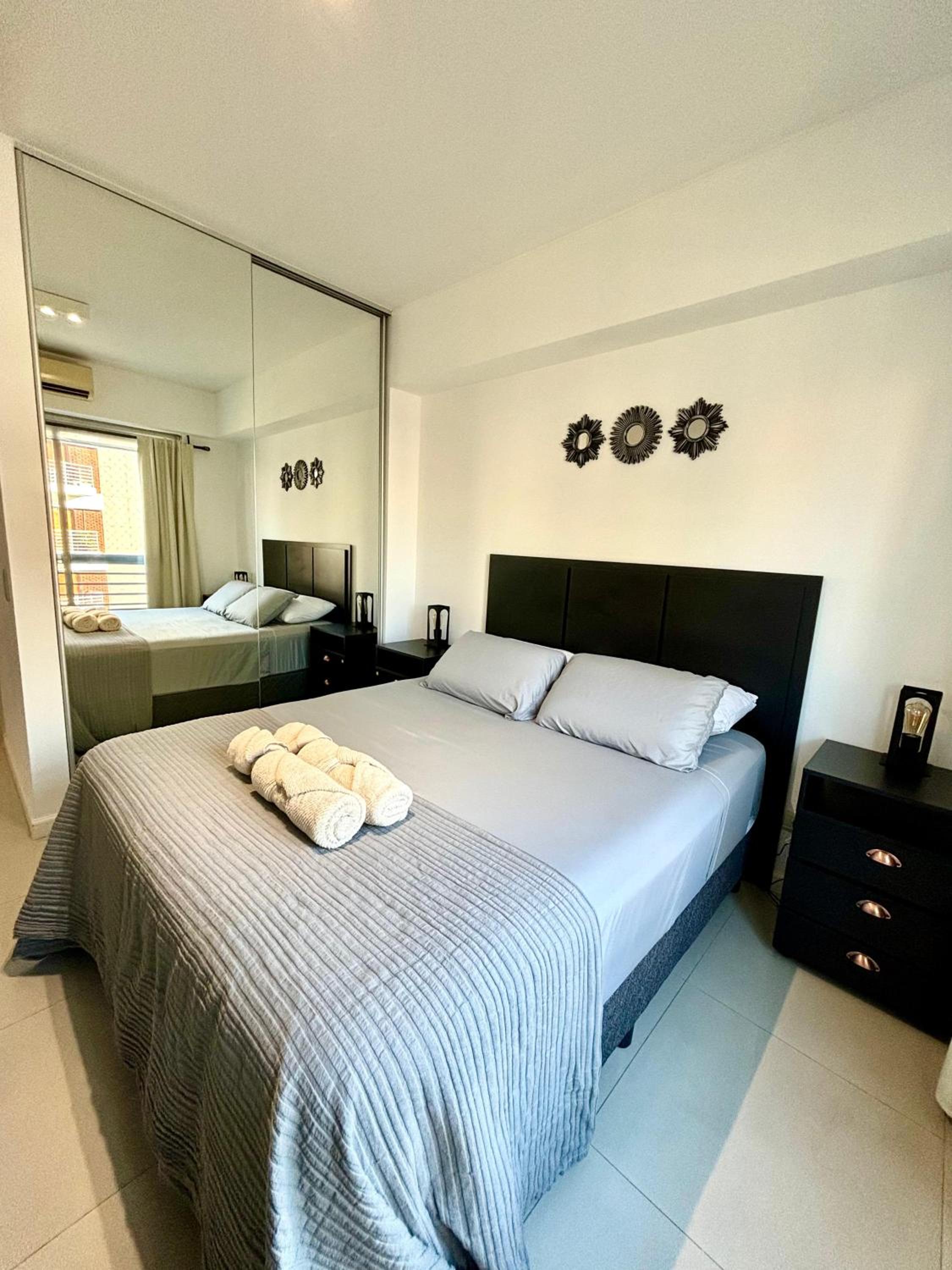 Bright modern apartment with full amenities and parking with 24hs security