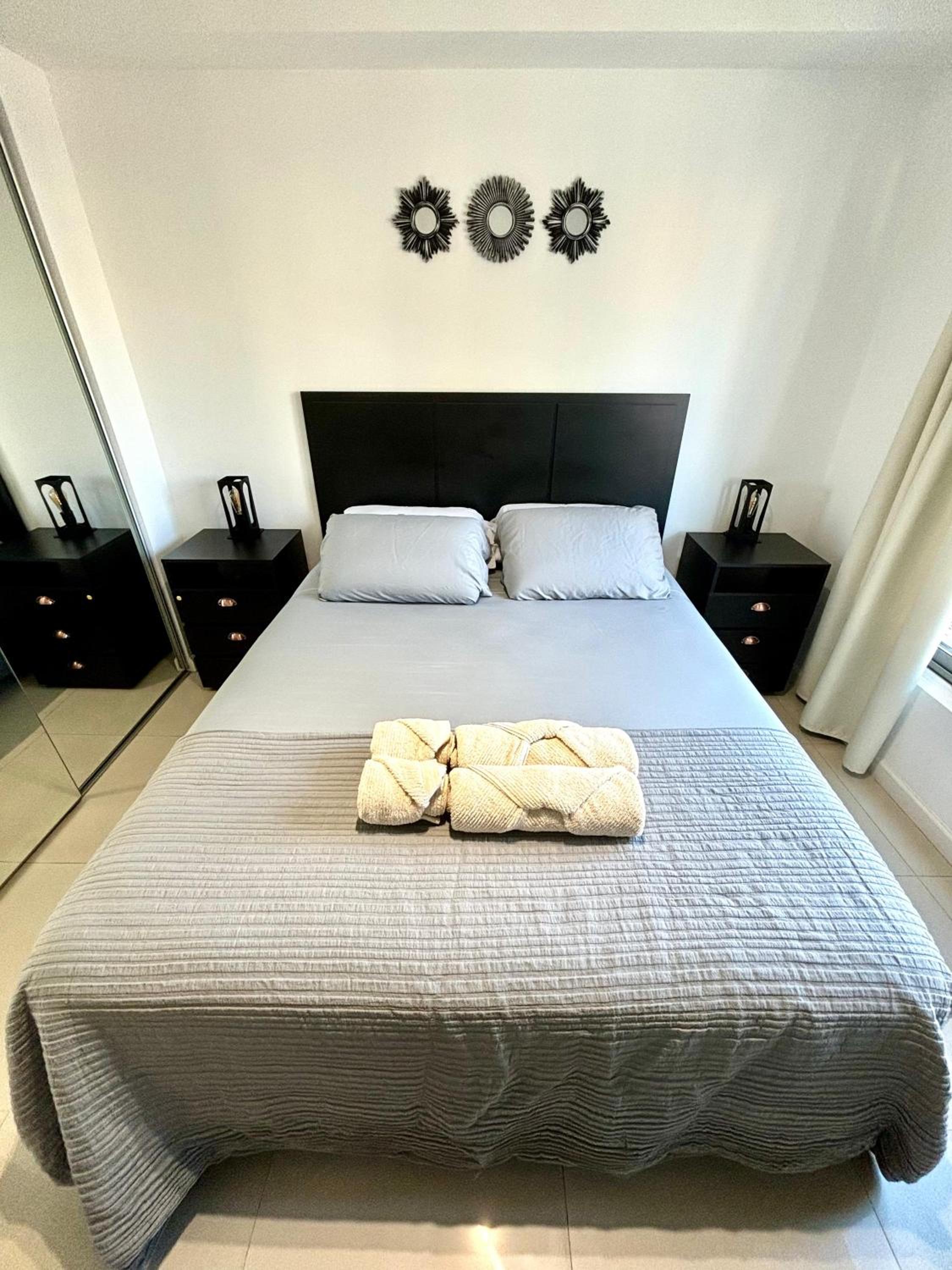 Bright modern apartment with full amenities and parking with 24hs security