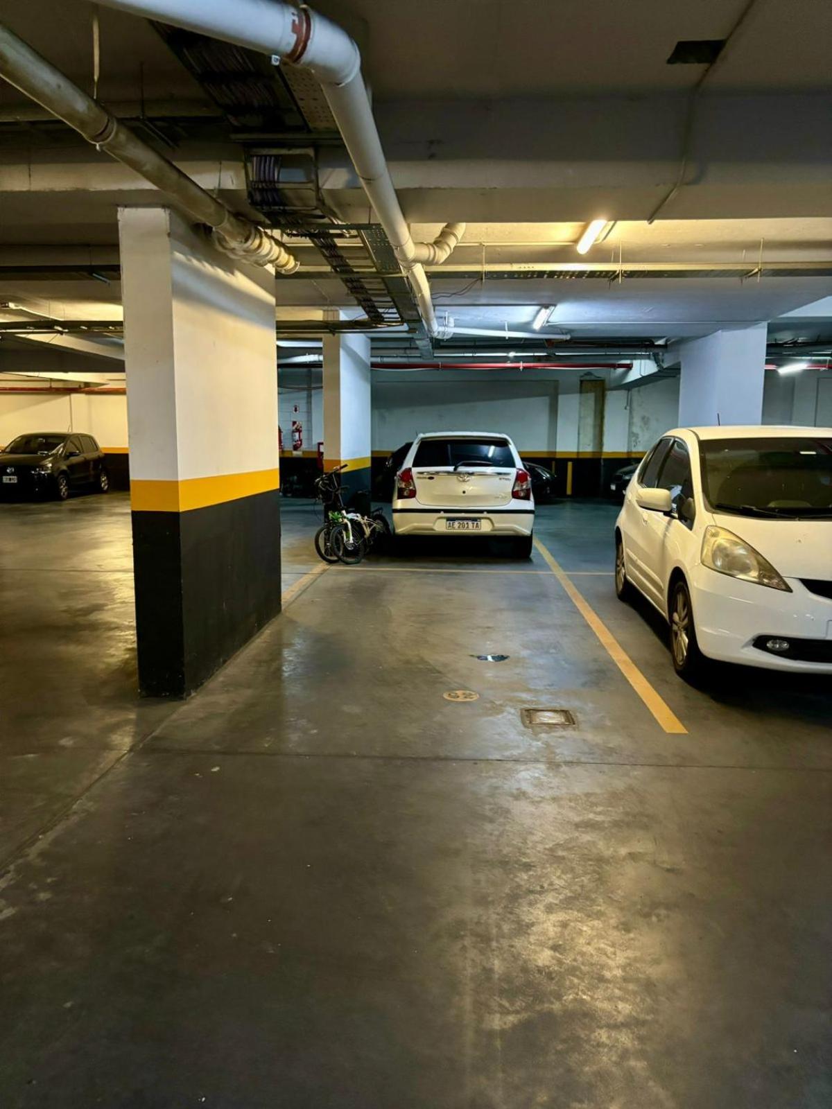Bright modern apartment with full amenities and parking with 24hs security
