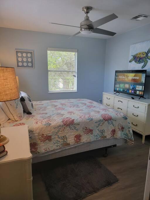 Pelican Fresh Entire Unit Kit Washer Dryer Upstairs 3Mi to Beach view 5
