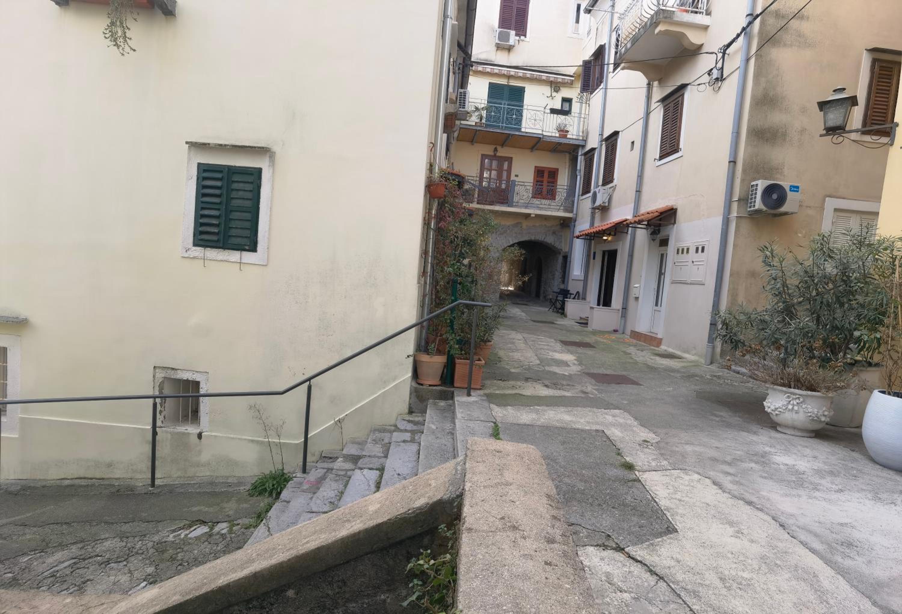 Apartment Zlatko , ten steps to the sea view 4