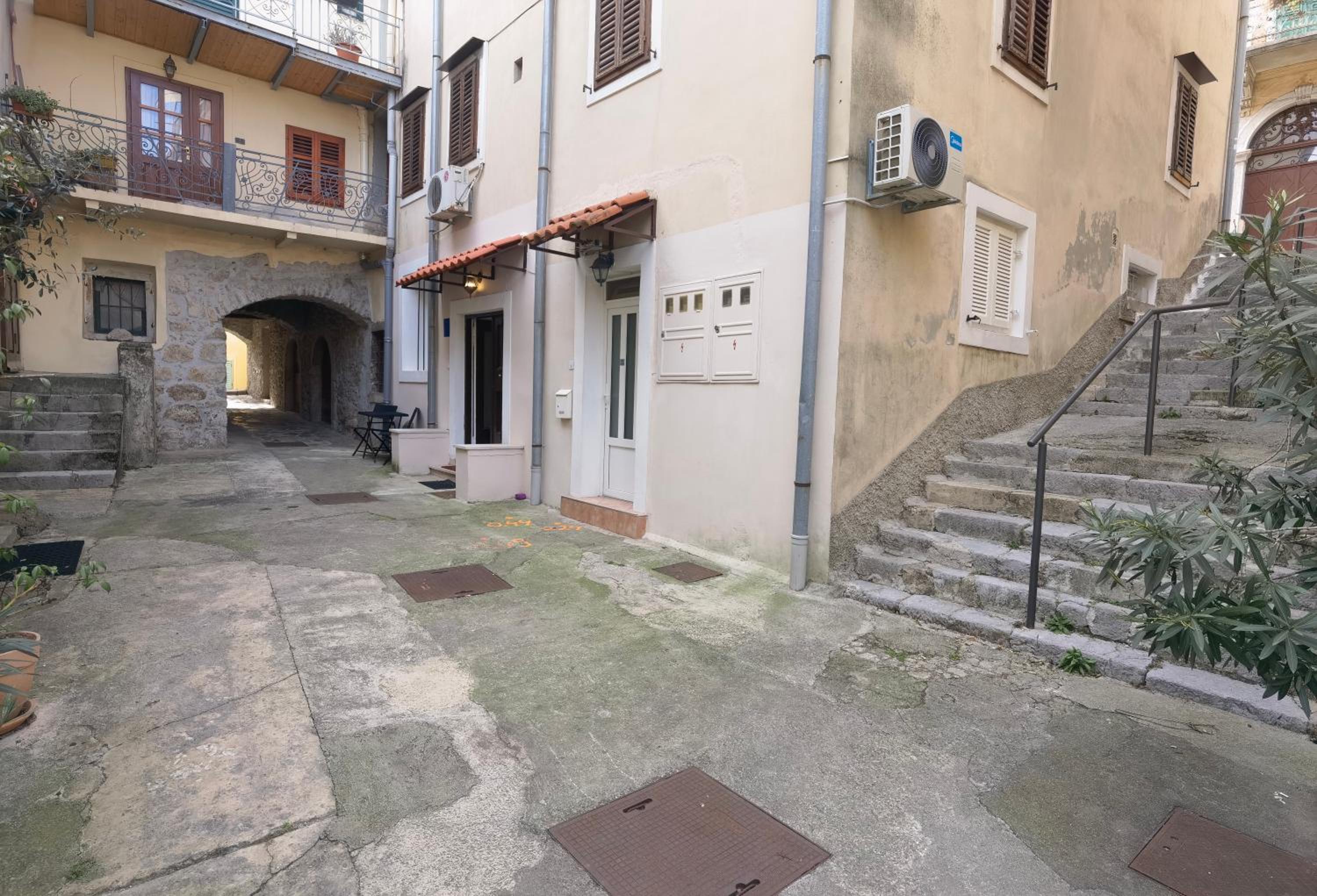 Apartment Zlatko , ten steps to the sea view 5