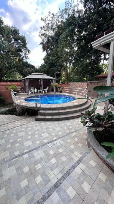 Cabaña con piscina en Minca