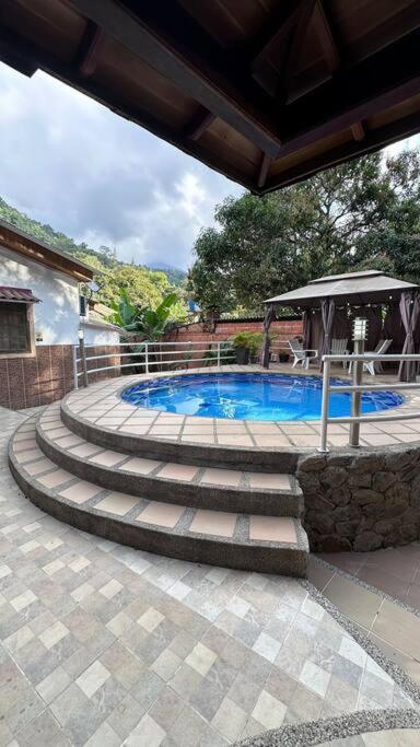 Cabaña con piscina en Minca