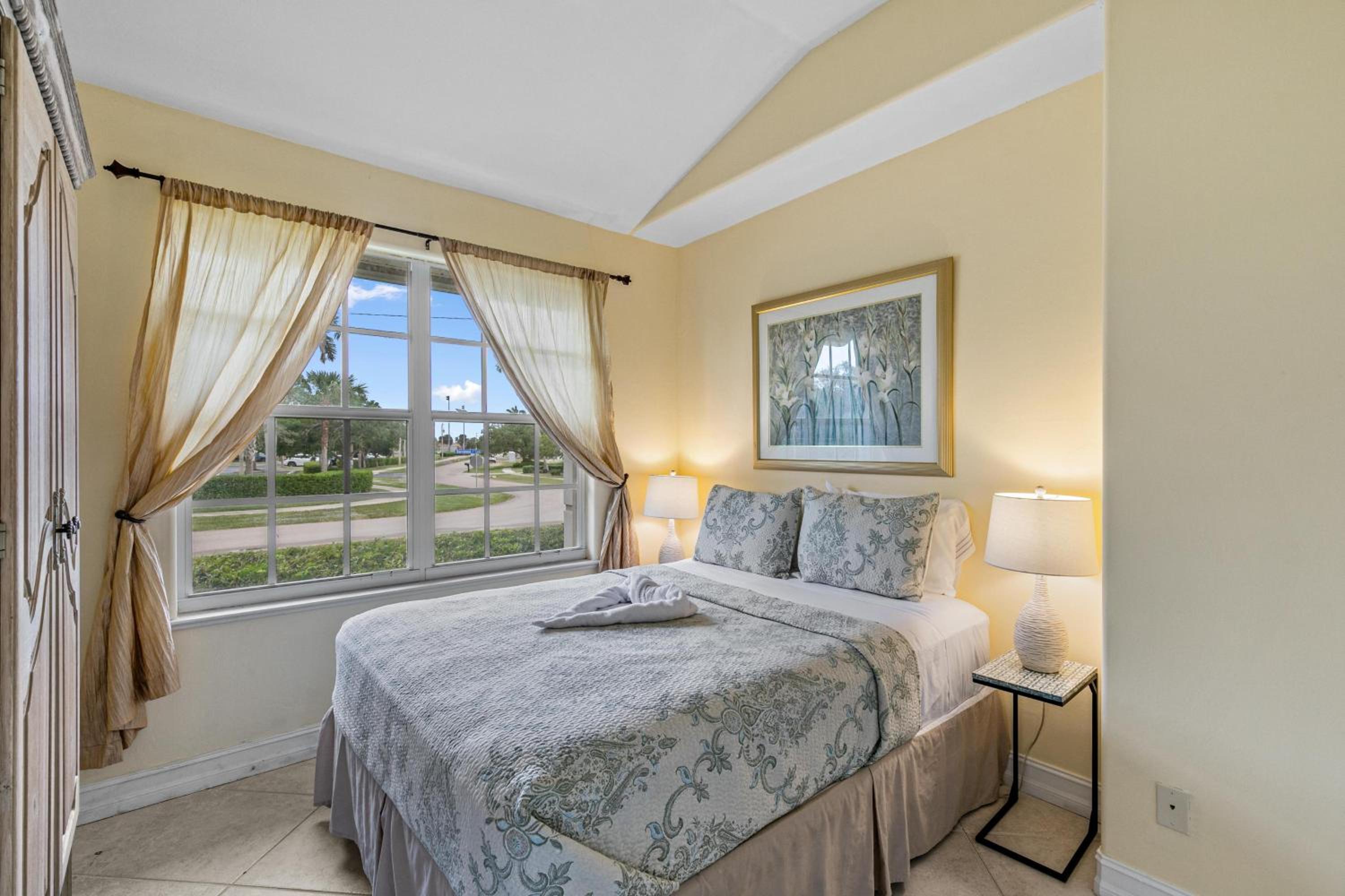 Updated and Luxurious 5BR Waterfront Oasis on Marco Island