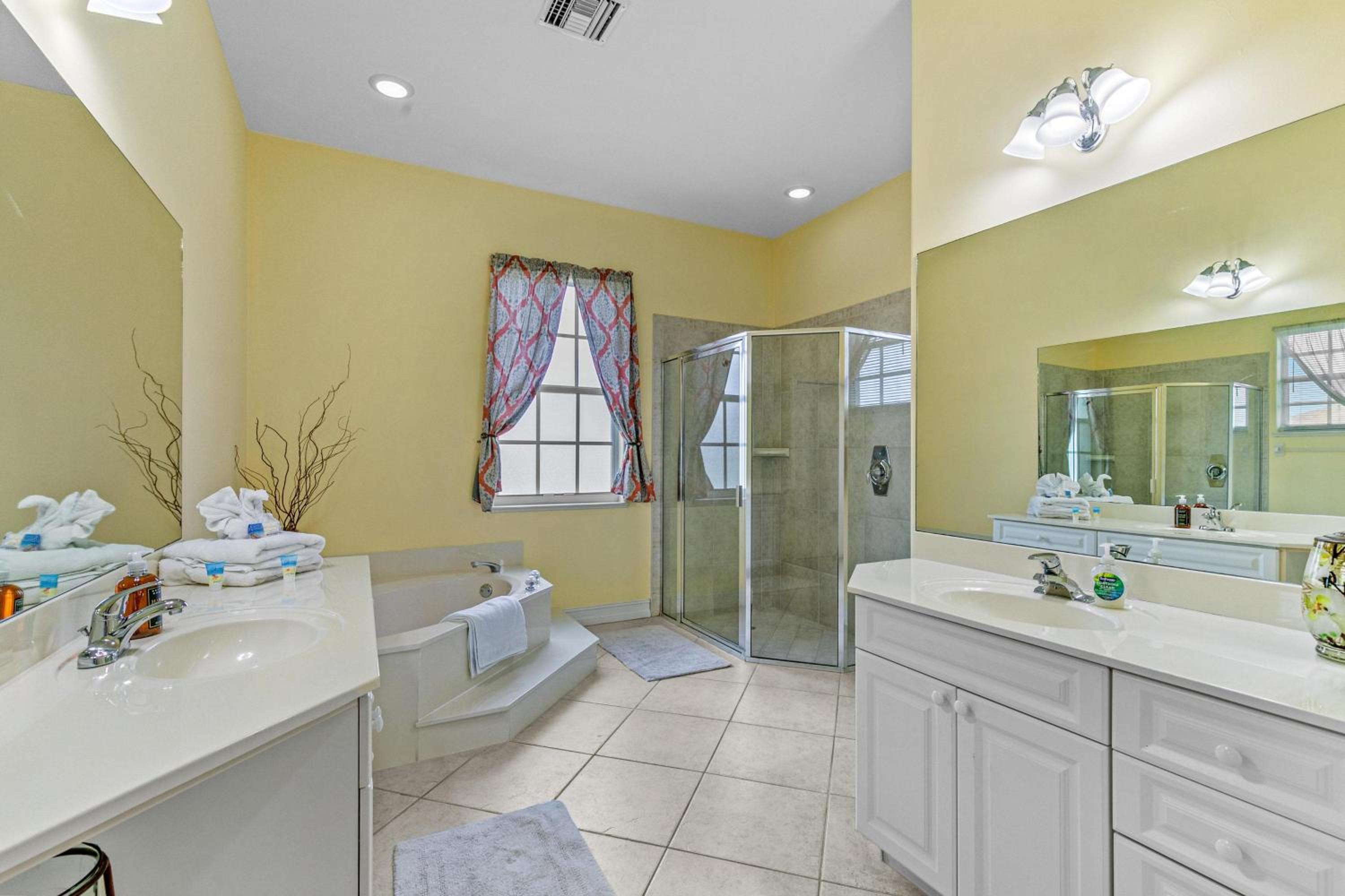 Updated and Luxurious 5BR Waterfront Oasis on Marco Island