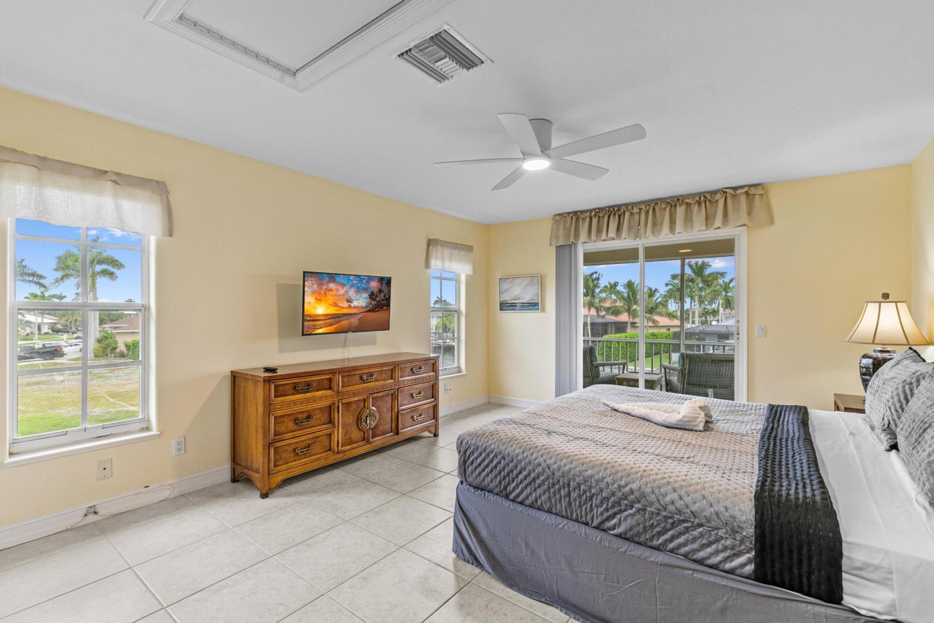 Updated and Luxurious 5BR Waterfront Oasis on Marco Island