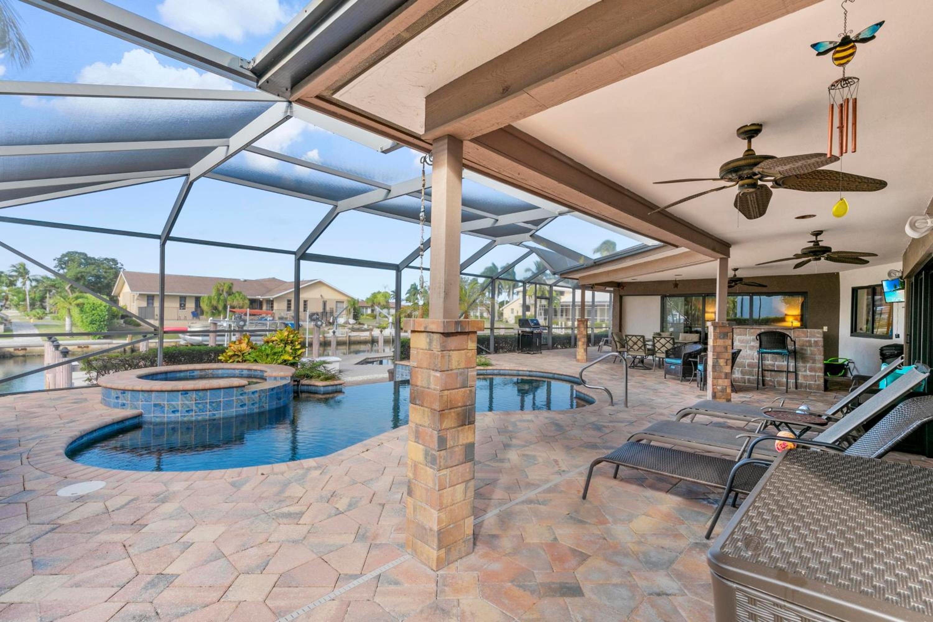 Luxurious Beachside Oasis with Infinity Pool on Marco Island view 5